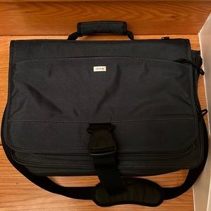 Solo navy padded laptop computer case NWOT